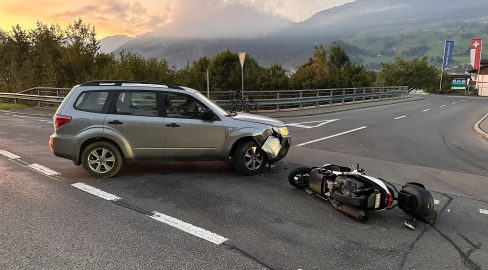 Goldau SZ: Auto erfasst Töff, Lenkerin bei Unfall schwer verletzt