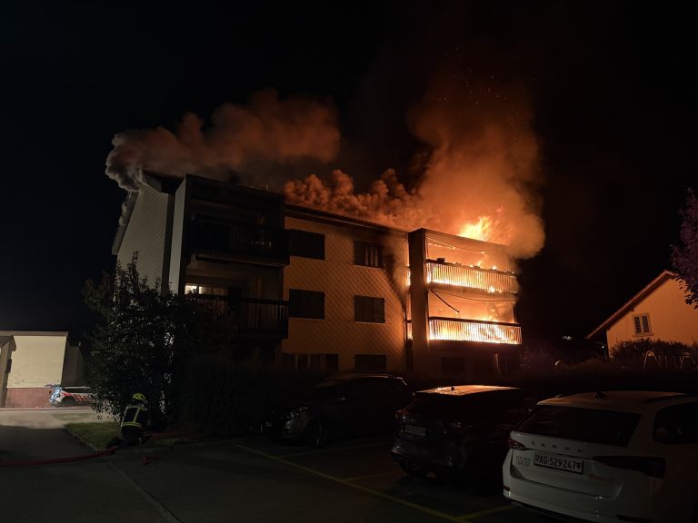 Erlinsbach AG: Brand auf Balkon macht Haus unbewohnbar
