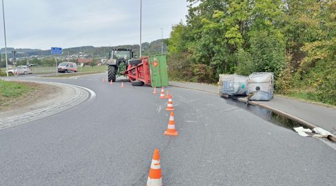 Schenkon LU: Traktor-Anhänger kippt bei Unfall, Melasse läuft aus