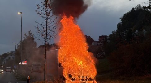 Rapperswil-Jona SG: Lieferwagen brennt aus, Vollsperrung