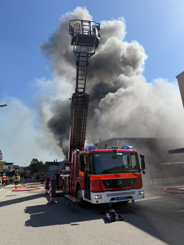 Bellach SO: Brand zerstört Firma, Person tot geborgen