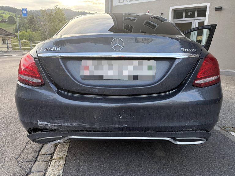 Ebnat-Kappel SG: Heck-Crash, Frau bei Unfall schwer verletzt