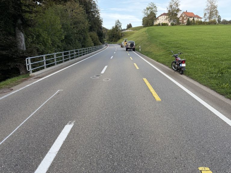 Wald AR: Töff-Lenker (17) kracht in Auto, Spital nach Unfall
