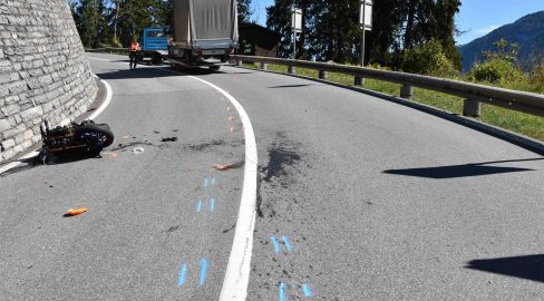 Laax GR: Töff überschlägt sich bei Unfall, zwei Verletzte