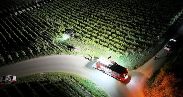 Hallau SH: Auto überschlägt sich mehrfach, Unfall: schwer verletzt