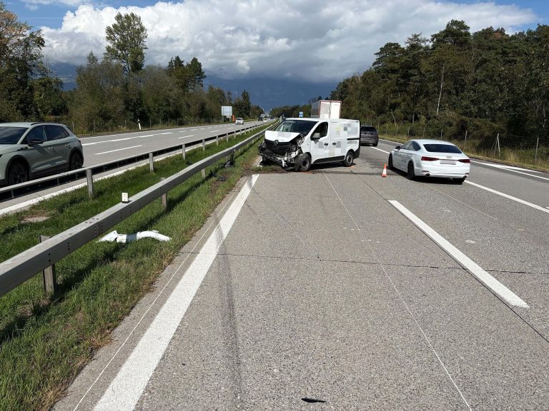 Sevelen SG: Lenkerin (73) kracht in Auto, Unfall auf A13