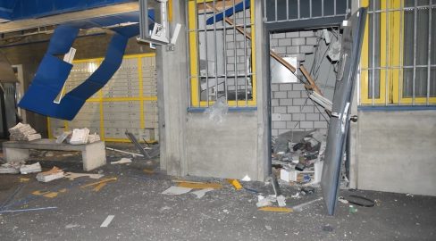 Domat/Ems GR: Postomat gesprengt, Täter flüchten mit Beute