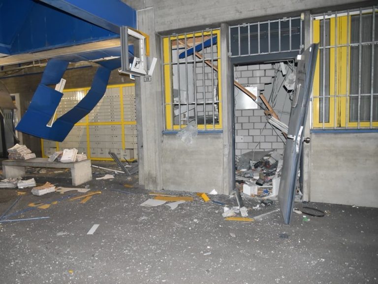 Domat/Ems GR: Postomat gesprengt, Täter flüchten mit Beute