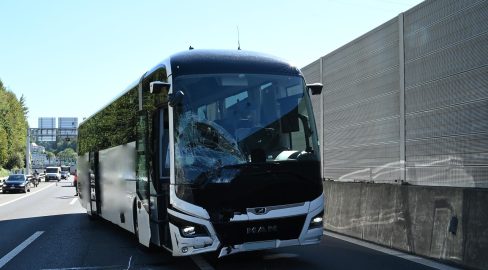 Luzern LU: Reisecar kracht auf A2 in Auto, Unfall blockiert A2