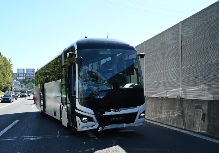 Luzern LU: Reisecar kracht auf A2 in Auto, Unfall blockiert A2