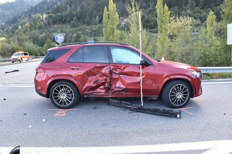 Sils im Domleschg GR: Töff prallt in Auto: Unfall fordert Spital