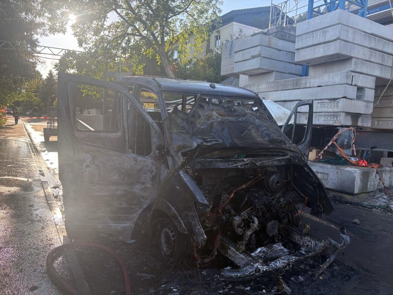 Abtwil SG: Lieferwagen fängt Feuer und brennt komplett aus