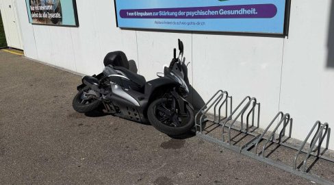Herisau AR: Lenker (74) flüchtet nach Unfall mit Roller