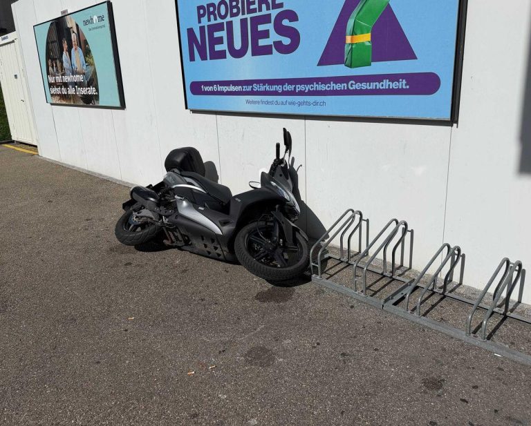 Herisau AR: Lenker (74) flüchtet nach Unfall mit Roller