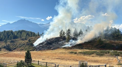 San Carlo GR: Waldbrand gelöscht, Helis im Einsatz