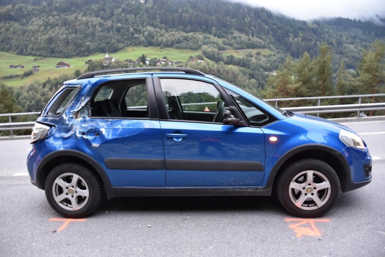 Disentis/Mustér GR: Lenker (61) nach Unfall im Auto eingeklemmt