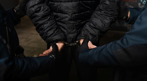 St. Gallen SG: Blutverschmierter Mann randaliert im Treppenhaus