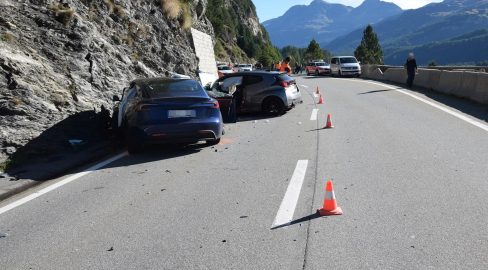 Maloja GR: Autos krachen frontal, zwei Verletzte bei Unfall