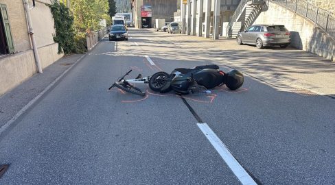 Malix GR: Roller kracht in E-Bike: Unfall fordert zwei Verletzte