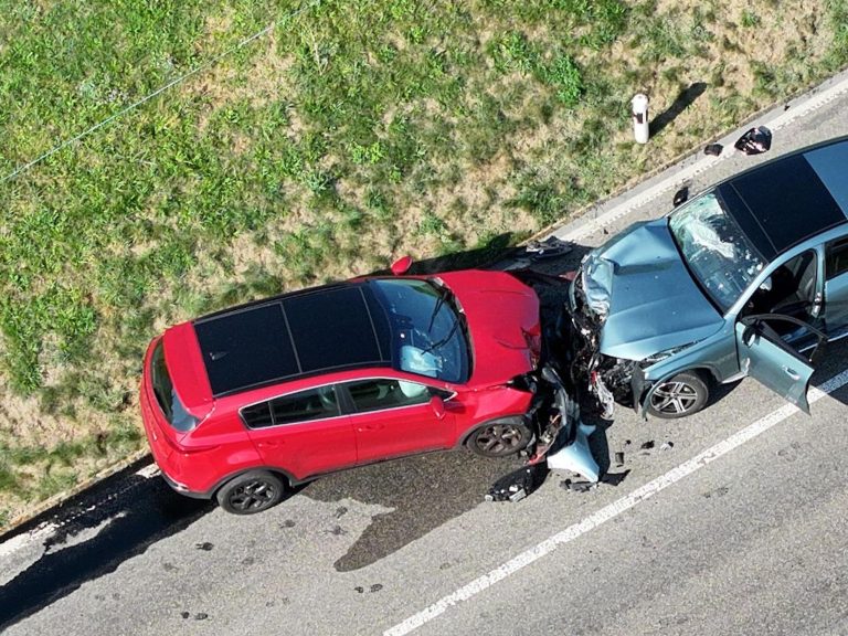 Ricken SG: Frontal-Crash, Mann (65) bei Unfall schwer verletzt