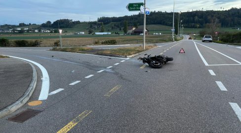 Rapperswil BE: Auto erfasst Töff bei Unfall: Lenker schwer verletzt