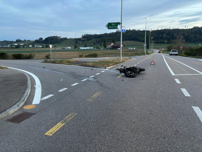 Rapperswil BE: Auto erfasst Töff bei Unfall: Lenker schwer verletzt