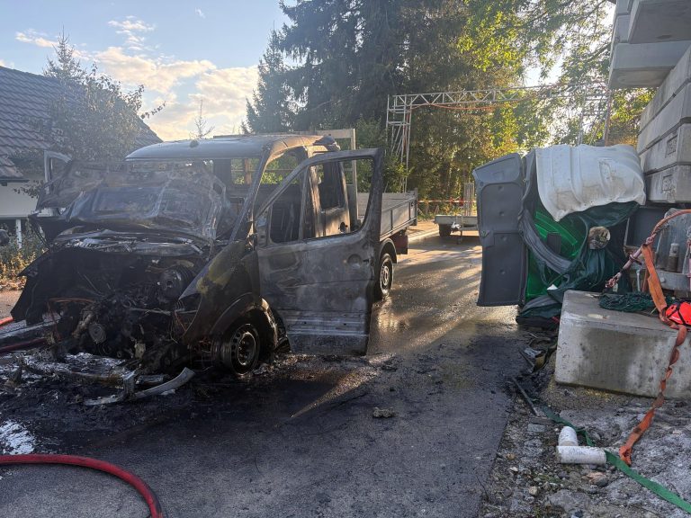 Abtwil SG: Lieferwagen fängt Feuer und brennt komplett aus