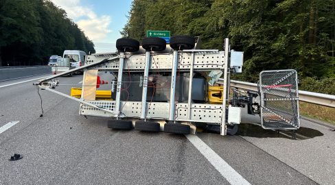 Derendingen SO: Anhänger kippt auf A1, Vollsperrung nach Unfall