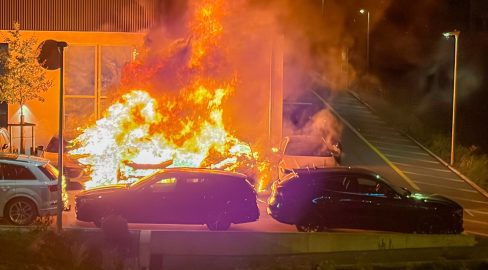 Baar ZG: Vier Autos in Brand, Feuerwehrmann verletzt