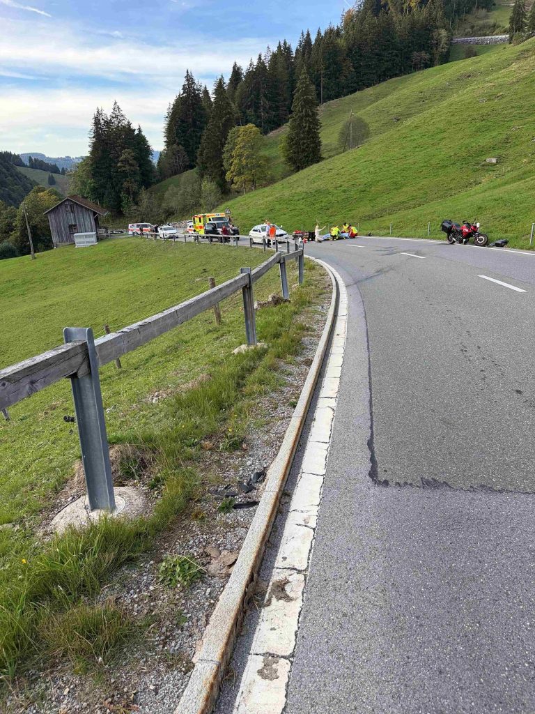 Urnäsch AR: Töff-Lenker stürzt schwer verletzt bei Unfall