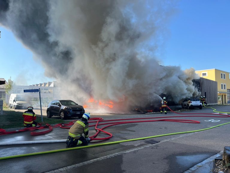 Bellach SO: Brand zerstört Firma, Person tot geborgen