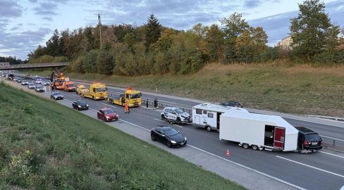 Matran FR: Schlecht gesicherte Ladung führt zu Unfall auf A12