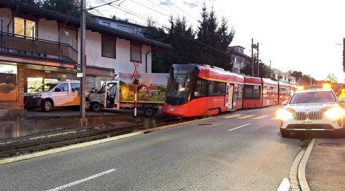 Niederteufen AR: Zug entgleist nach Unfall mit Lieferwagen
