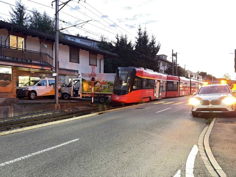 Niederteufen AR: Zug entgleist nach Unfall mit Lieferwagen