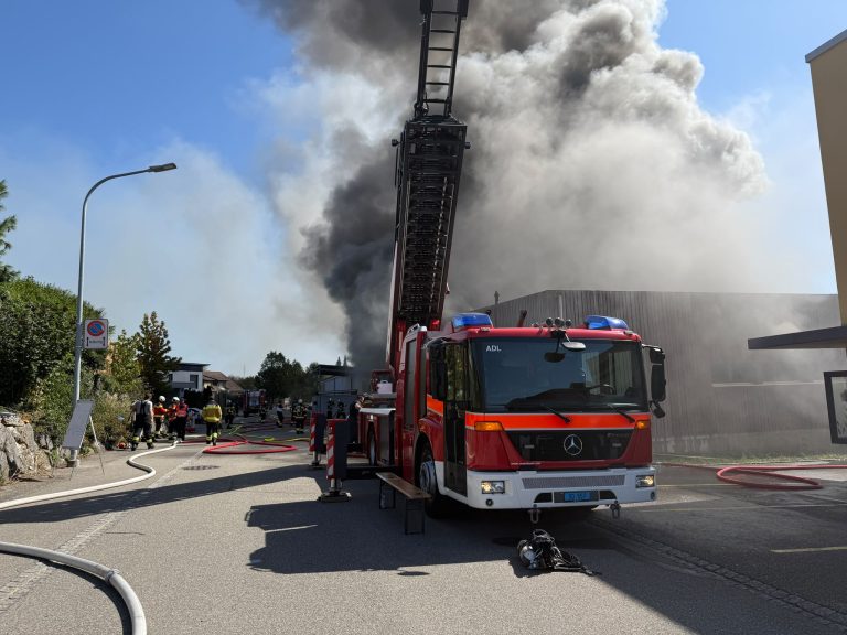 Bellach SO: Brand zerstört Firma, Person tot geborgen