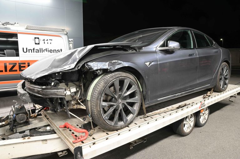Luzern LU: Frau (20) ohne Ausweis baut Unfall beim Parkieren