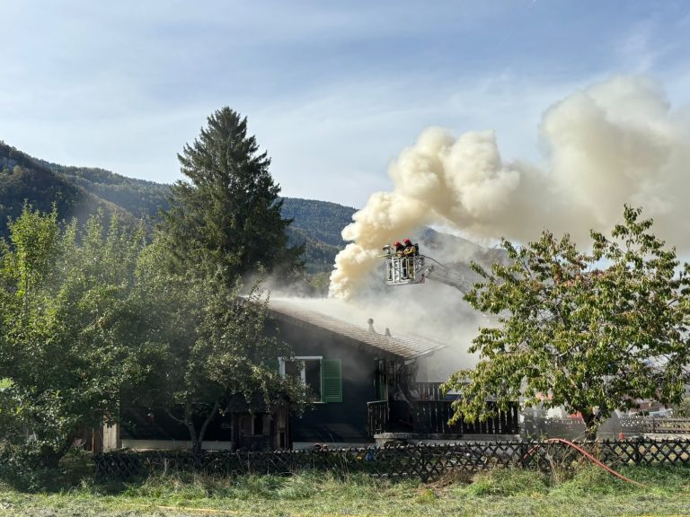 Vermes JU: Brand in Wohnhaus, 3 Personen im Spital