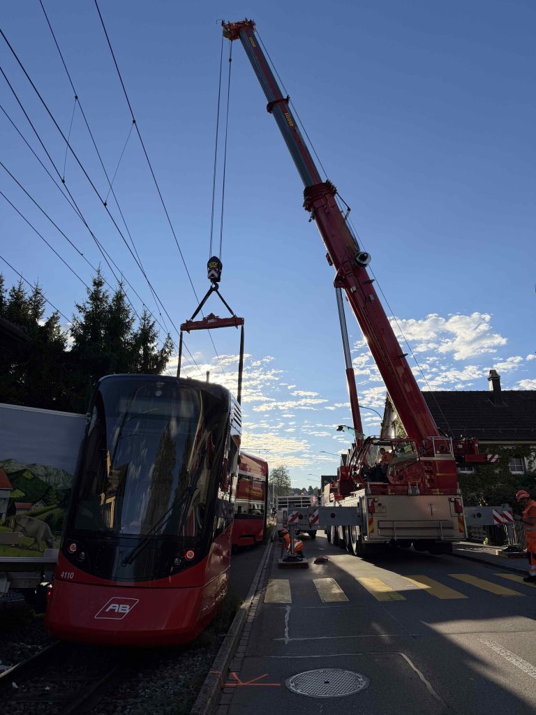 Niederteufen AR: Zug entgleist nach Unfall mit Lieferwagen