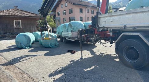 Pragg-Jenaz GR: Hand eingeklemmt, schwer verletzt bei Unfall