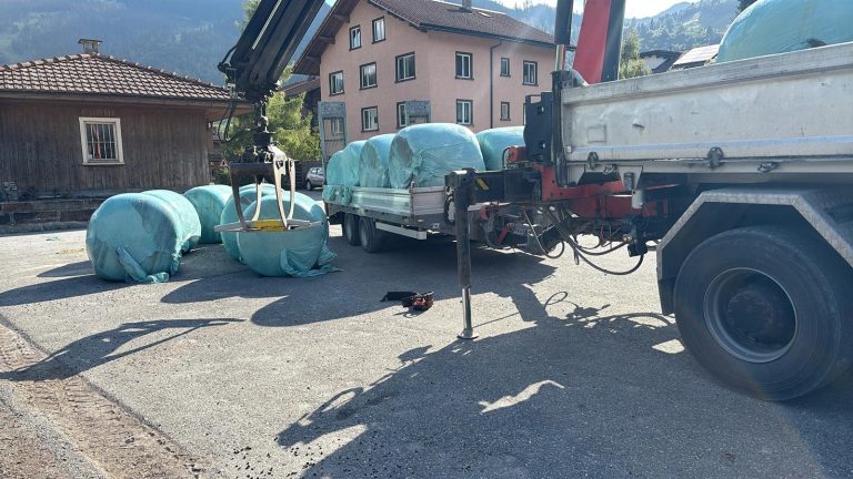 Pragg-Jenaz GR: Hand eingeklemmt, schwer verletzt bei Unfall