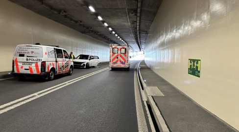 Sachslen OW: Auto kracht in Tunnelwand, Unfall auf A8