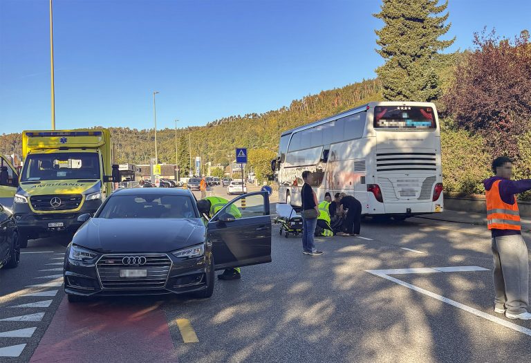Zwingen BL: Audi erfasst Frau (70): Spital nach Unfall
