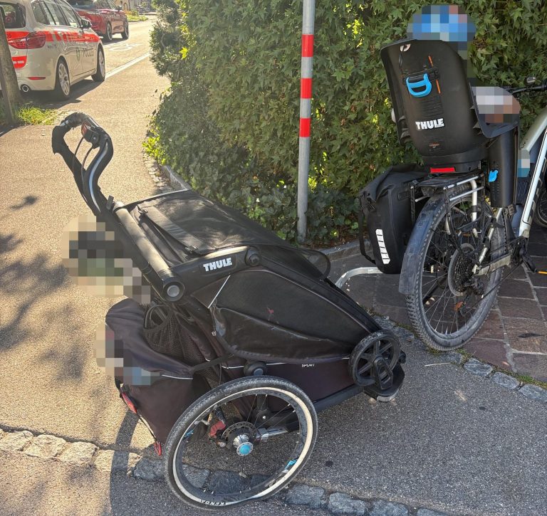 Gossau SG: Roller erfasst Veloanhänger und flüchtet nach Unfall