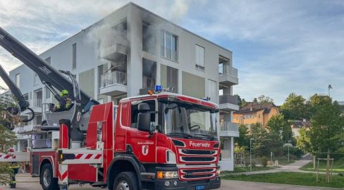 Laufen BL: Brand auf Balkon greift auf Wohnung über