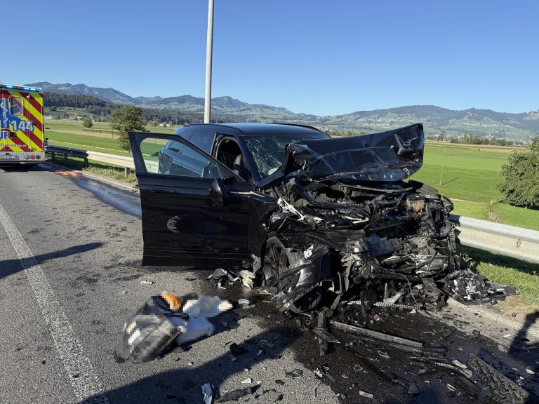 Tuggen SZ: Frau bei Unfall mit LKW lebensbedrohlich verletzt
