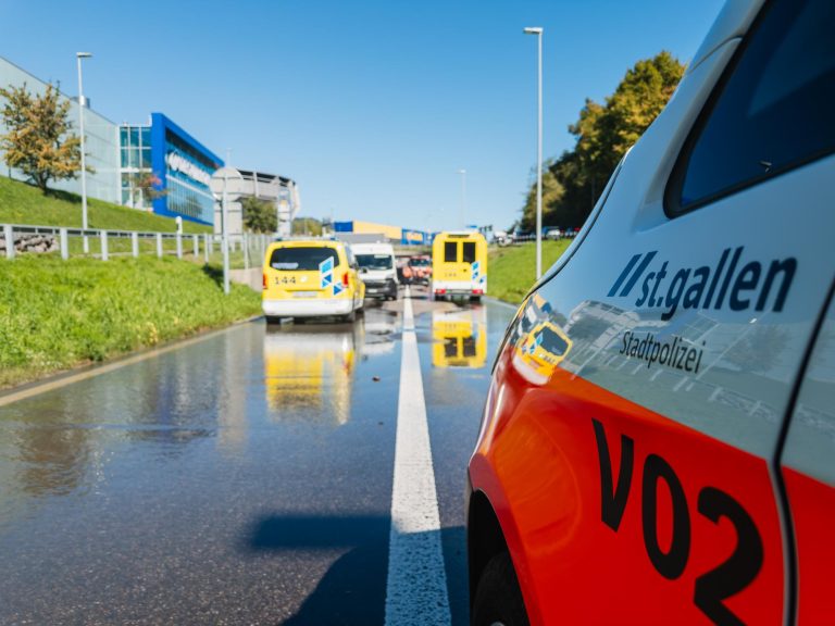 St. Gallen SG: Frontal-Crash, Mann bei Unfall schwer verletzt