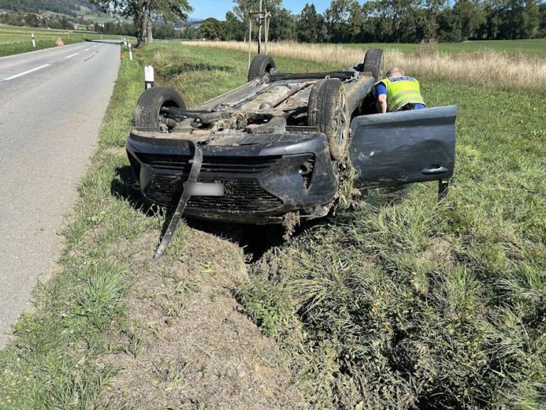 Gillarens FR: Lenkerin (77) überschlägt sich bei Unfall