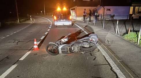 Steinen SZ: Rollerfahrer stürzt bei Unfall, verletzt ins Spital