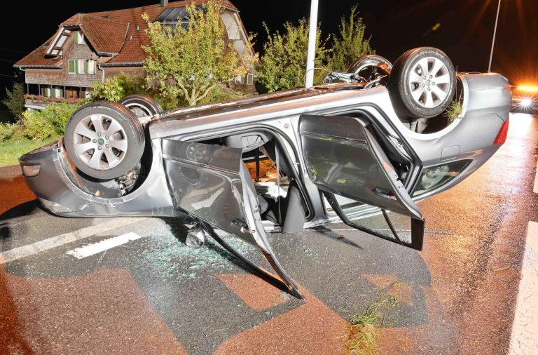 Ebnet LU: Auto überschlägt sich bei Unfall, 8 Verletzte