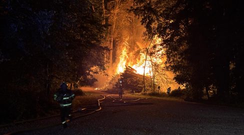 Romanshorn TG: Blitzschlag setzt Altholzlager in Brand